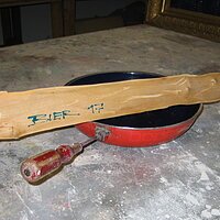 Fachgerechte Reparatur einer Bratpfanne und eine Wasserwaage aus Holz