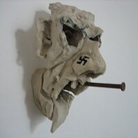 Ton    als Halterung in der Wand dient ein grosser Nagel