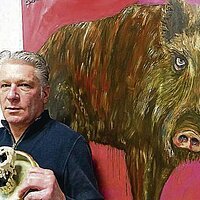 Inspiriert von der Sau: Der Augenoptiker und Maler Thomas Bier stellt derzeit rund 20 seiner Arbeiten bei Optik Heinrich in der Milchstraße aus. ⋌Foto: Brandl