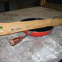 Fachgerechte Reparatur einer Bratpfanne und eine Wasserwaage aus Holz