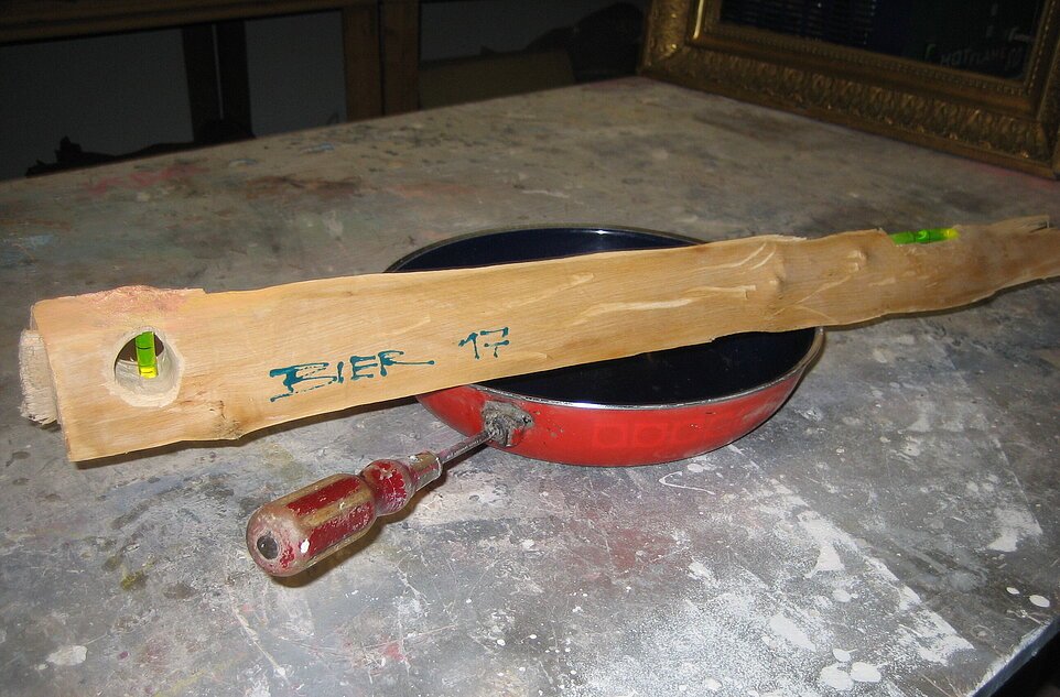 Fachgerechte Reparatur einer Bratpfanne und eine Wasserwaage aus Holz