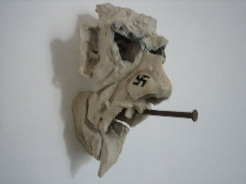 Ton    als Halterung in der Wand dient ein grosser Nagel