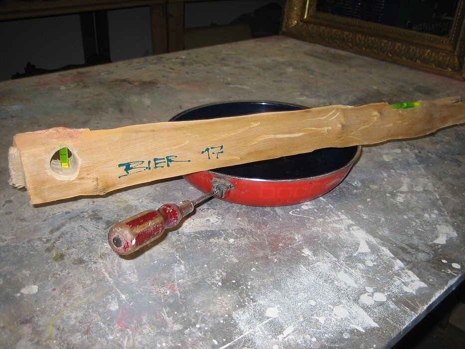 Fachgerechte Reparatur einer Bratpfanne und eine Wasserwaage aus Holz